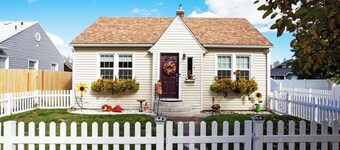 Aunt Annie’s 2 bed/ 1 Bath/ Retro!