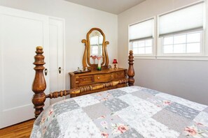 Een strijkplank/strijkijzer, wifi, beddengoed