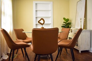 Dining - Cozy Columbus Retreat (Columbus)