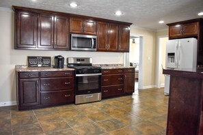 Private kitchen - Cozy Columbus Retreat (Columbus)