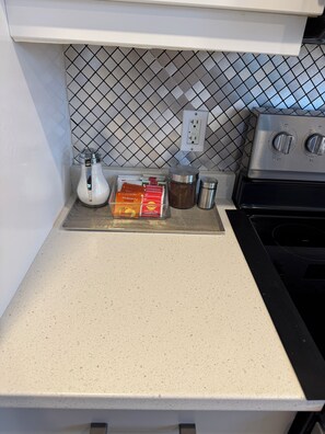 Private kitchen - Riverview Fundy Retreat!!! Bright & Cozy Home, Near Bay of Fundy Attractions (Riverview)