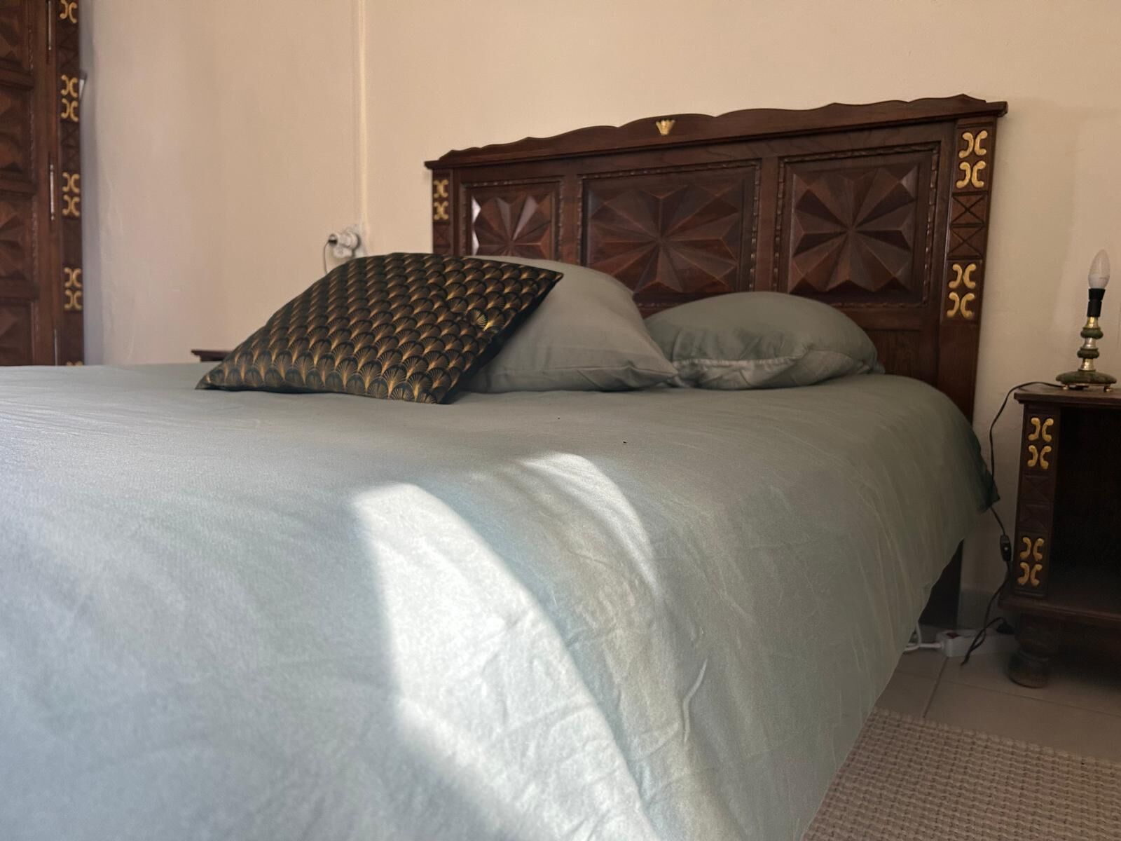 Een bureau, een strijkplank/strijkijzer, gratis wifi, beddengoed