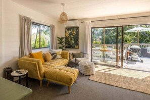 TV - Blissful on Bay by Waiheke Pure - Newly renovated, beautifully decorated, sun drenched, walk to beach (Waiheke Island)