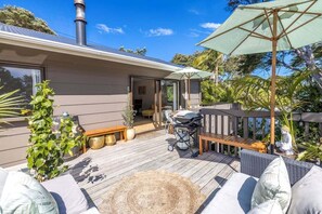 Terrace/patio - Blissful on Bay by Waiheke Pure - Newly renovated, beautifully decorated, sun drenched, walk to beach (Waiheke Island)