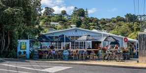 Outdoor dining - Blissful on Bay by Waiheke Pure - Newly renovated, beautifully decorated, sun drenched, walk to beach (Waiheke Island)