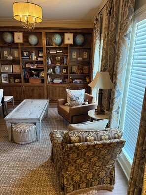 Living area - Lovely 3 bedroom, 2.5 bath home in the desirable Grand Oaks neighborhood (Oxford)