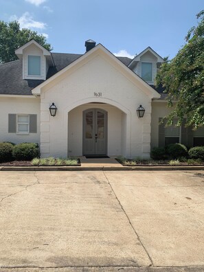Exterior - Lovely 3 bedroom, 2.5 bath home in the desirable Grand Oaks neighborhood (Oxford)