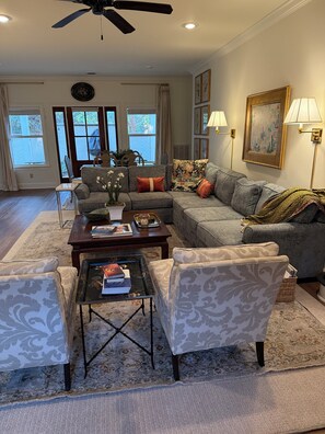 Living area - Lovely 3 bedroom, 2.5 bath home in the desirable Grand Oaks neighborhood (Oxford)