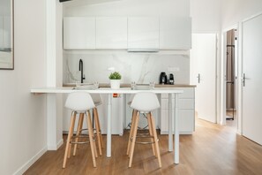 Private kitchen - Refurbished 2-bedroom apartment (Paris)