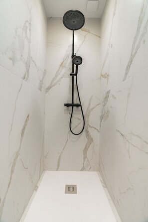 Shower, hair dryer, towels, soap - Refurbished 2-bedroom apartment (Paris)