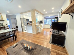 Interior - Peaceful 3 Bedroom 2 Bathroom Pool Home (Hollywood)