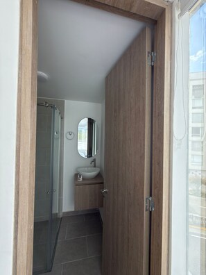 Quarto casal conforto, vista para a montanha | Escrivaninha, espaço de trabalho para notebook, cortinas blackout