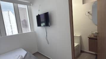 Comfort-Doppelzimmer, Bergblick | Schreibtisch, laptopgeeigneter Arbeitsplatz, Verdunkelungsvorhänge