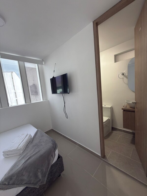 Habitación doble Confort, vista a la montaña | Escritorio, espacio para trabajar con laptop y cortinas blackout 