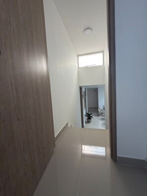 Habitación doble Confort, vista a la montaña | Escritorio, espacio para trabajar con laptop y cortinas blackout 