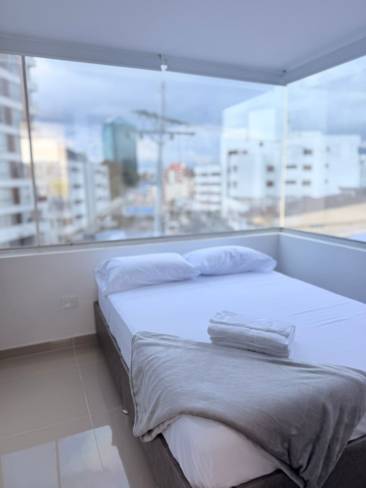 Phòng đôi tiện nghi đơn giản, quang cảnh núi | Bàn, khu vực làm việc phù hợp cho laptop, màn/rèm cản sáng 