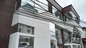 Ein modernes Gebäude mit großen Glasfenstern und einer weißen Fassade.