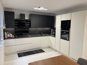 Private kitchen - Central apartment with XXL TV/Wlan, fully equipped kitchen & fireplace (Wuppertal)