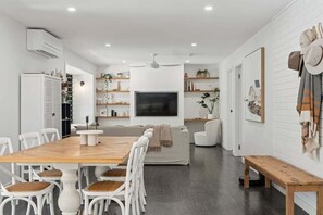 Dining - Donovan's Guest House - Architectural, Foodies, Pet Friendly (Coffs Harbour)