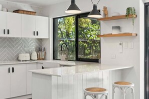 Fridge, microwave, oven, stovetop - Donovan's Guest House - Architectural, Foodies, Pet Friendly (Coffs Harbour)