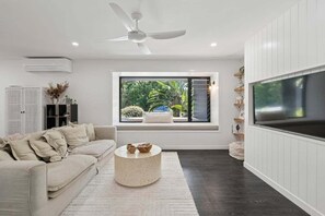 TV - Donovan's Guest House - Architectural, Foodies, Pet Friendly (Coffs Harbour)