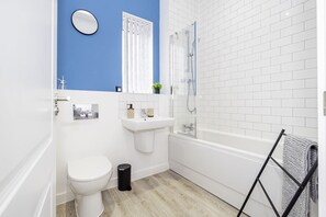 House, 3 Bedrooms, Accessible, Patio | Bathroom - Stunning 3 Bedroom Home in Balsall Heath With Patio and Central Heating (Birmingham)