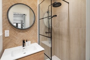 Shower, hair dryer, towels, soap - Charming renovated studio (Paris)