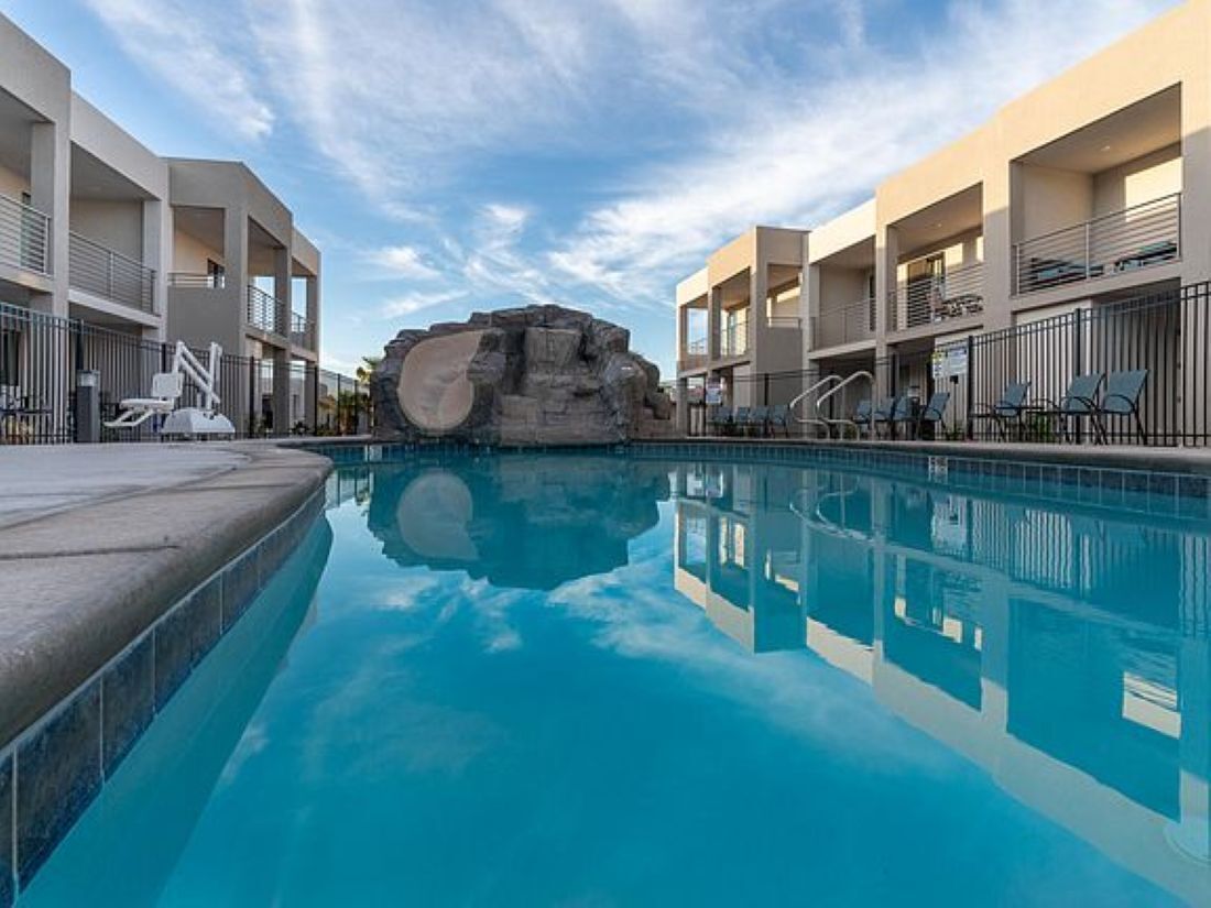 Utendørsbasseng og et oppvarmet basseng