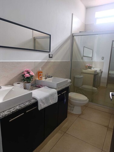 Beautiful and cozy family home, 4 bedroom/3 bathroom with Rent a car available