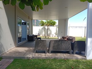 Terrace/patio - Beautiful and cozy family home, 4 bedroom/3 bathroom with Rent a car available (Nejapa)
