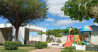 Beautiful and cozy family home, 4 bedroom/3 bathroom with Rent a car available