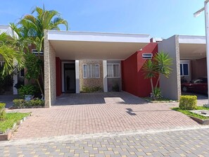 Exterior - Beautiful and cozy family home, 4 bedroom/3 bathroom with Rent a car available (Nejapa)