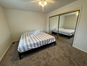 Tabla de planchar con plancha, wifi, ropa de cama