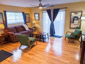 تلفزيون، مدفأة، مكتب