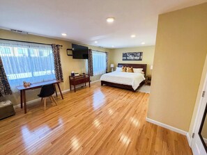 Een strijkplank/strijkijzer, reisbedje, wifi, beddengoed