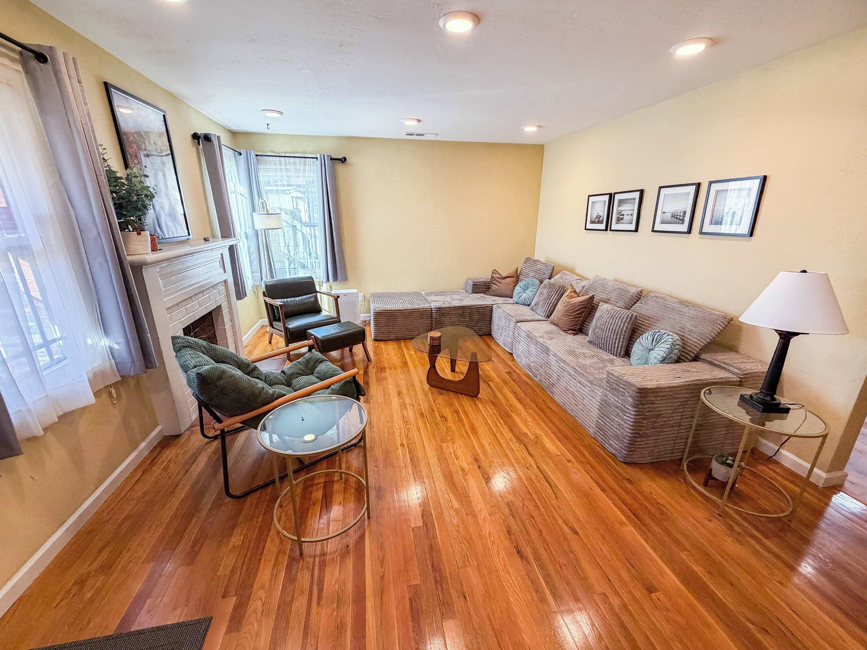 Een televisie, een open haard en een kantoor