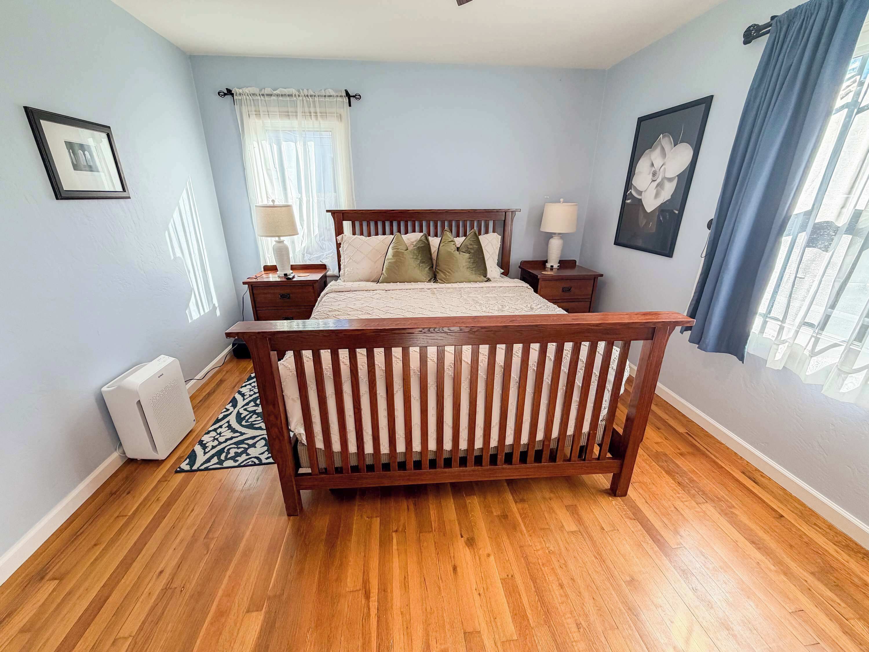 Een strijkplank/strijkijzer, reisbedje, wifi, beddengoed