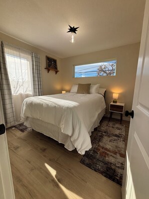 1 bedroom, in-room safe, iron/ironing board, free WiFi - Modern Denver Guesthouse – Clean, Near Downtown & Arenas with Hot Tub & Sauna (Denver)