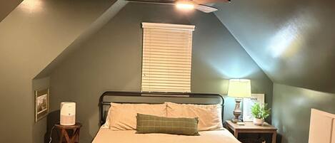 Tabla de planchar con plancha, wifi gratis y ropa de cama