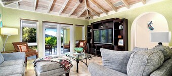 Charming 3-bedroom 3- bath Ocean-view house  in sunny Nassau