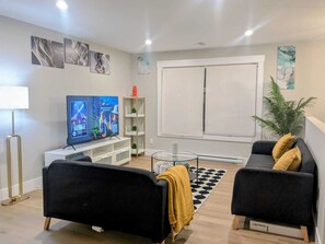 TV, computer monitors - Bright & Peaceful Family Home in Moncton!! 5minutes to Moncton Airport (Moncton)