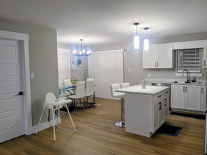 Fridge, microwave, oven, stovetop - Bright & Peaceful Family Home in Moncton!! 5minutes to Moncton Airport (Moncton)