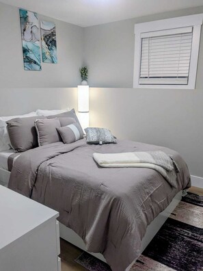 Desk, iron/ironing board, free WiFi, bed sheets - Bright & Peaceful Family Home in Moncton!! 5minutes to Moncton Airport (Moncton)