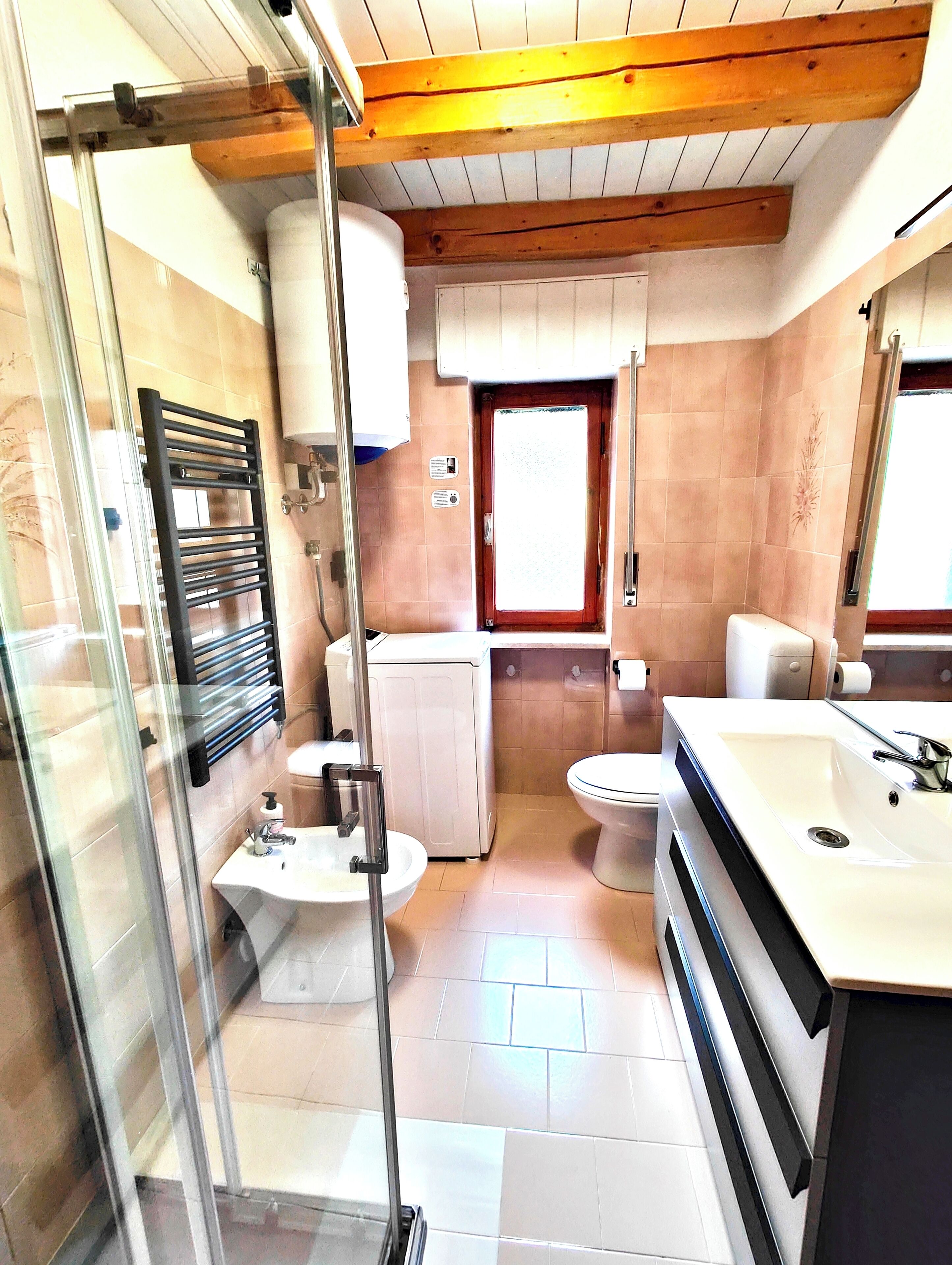 Dusche, Haartrockner, Bidet, Handtücher