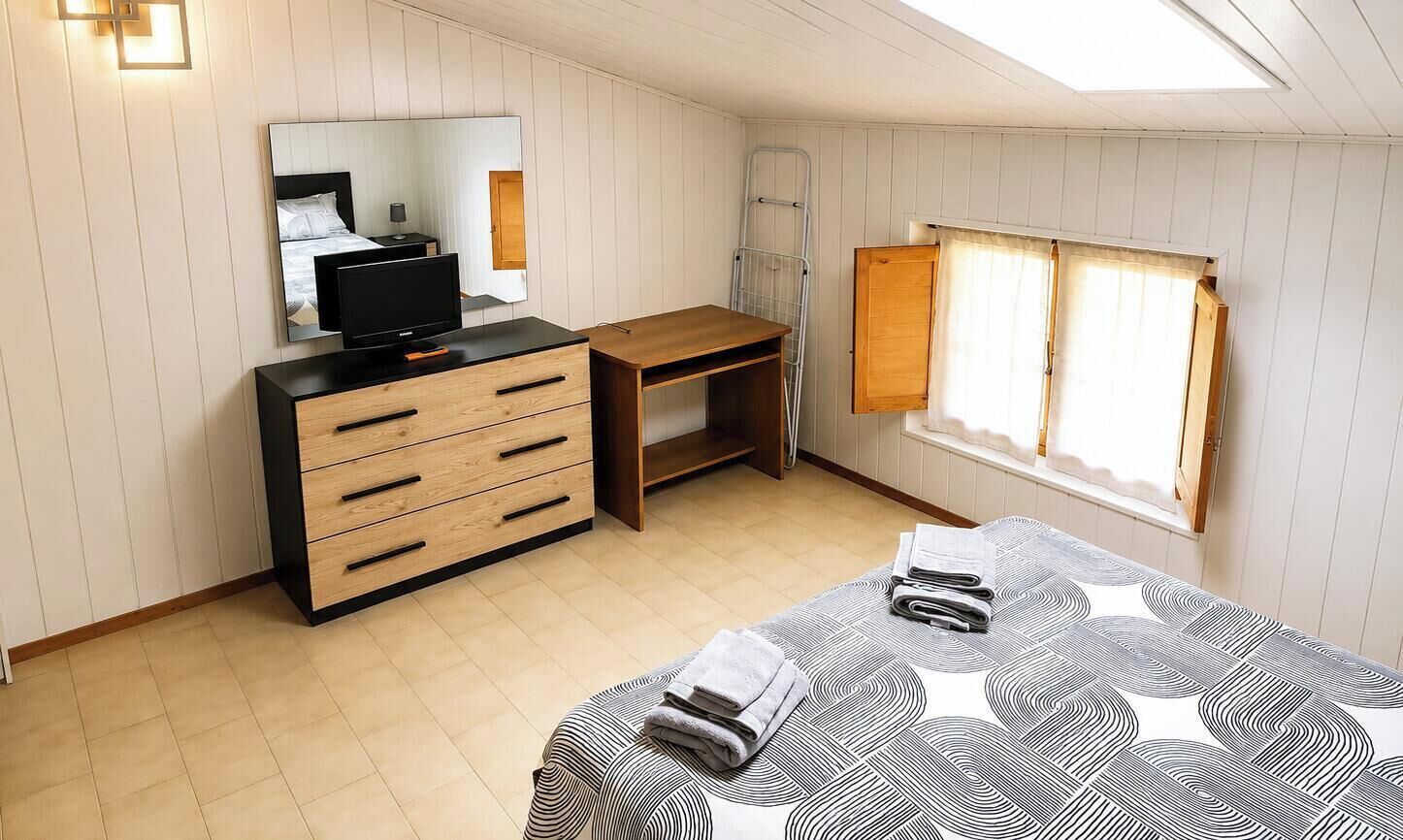 1 Schlafzimmer, Schreibtisch, Bügeleisen/Bügelbrett, Reisekinderbett