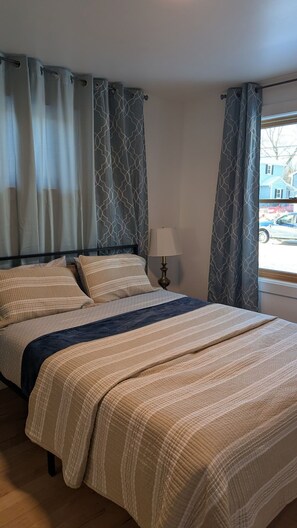 Iron/ironing board, free WiFi, bed sheets - Entire House. 2+ bed, 2 bath near Lake & bikeway (Burlington)