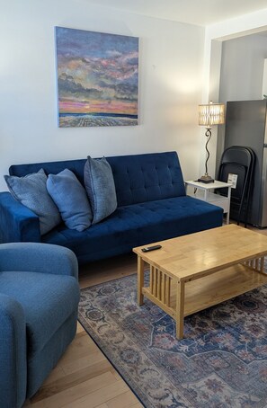 Living area - Entire House. 2+ bed, 2 bath near Lake & bikeway (Burlington)