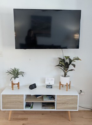 Interior - Entire House. 2+ bed, 2 bath near Lake & bikeway (Burlington)