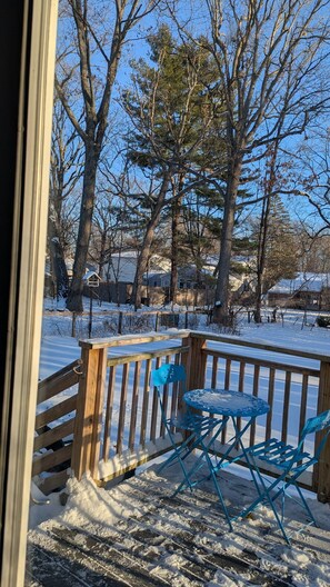 Outdoor dining - Entire House. 2+ bed, 2 bath near Lake & bikeway (Burlington)