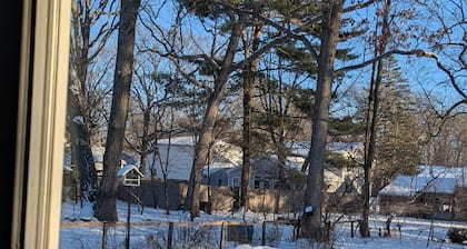 Entire House. 2+ bed, 2 bath near Lake & bikeway